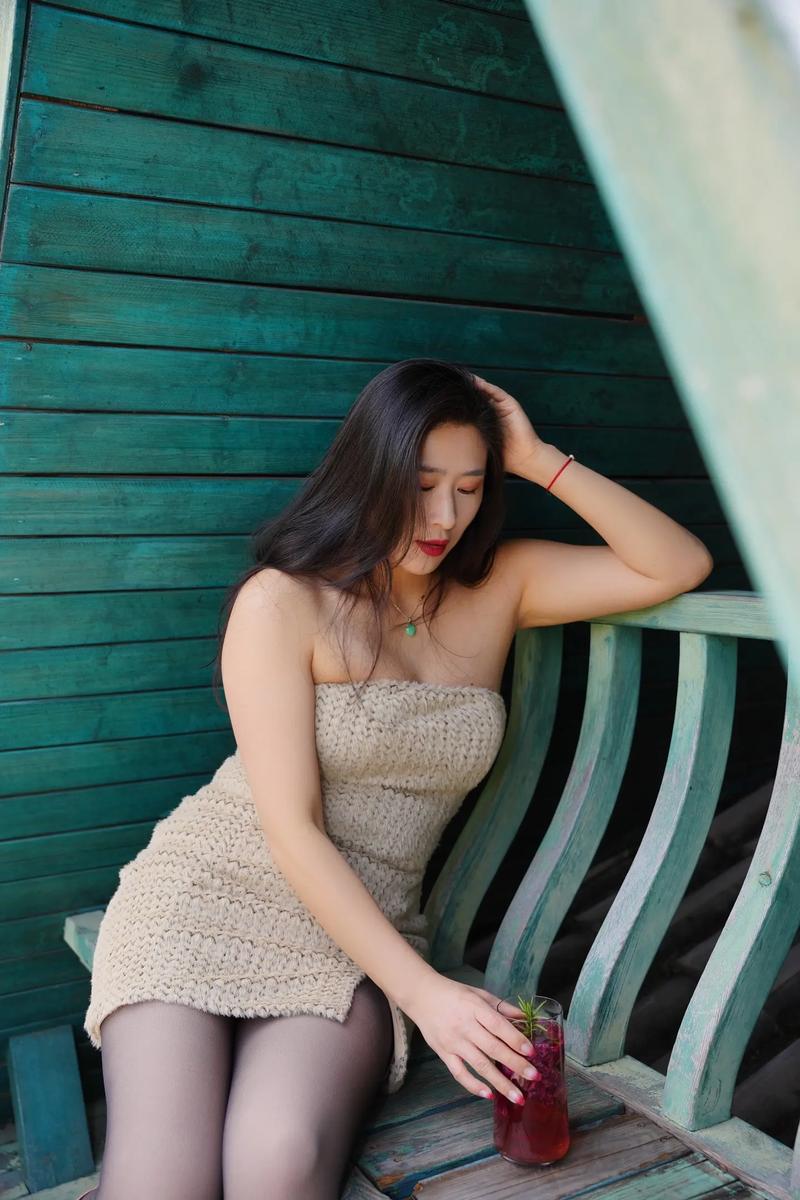 亚洲综合少妇生活记录：家庭育儿、职场穿搭与时尚美妆技巧分享