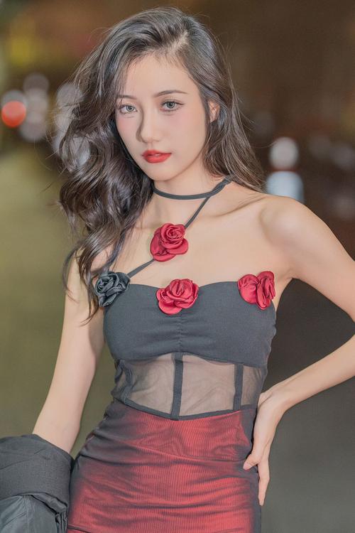 操哭女同桌的相关介绍