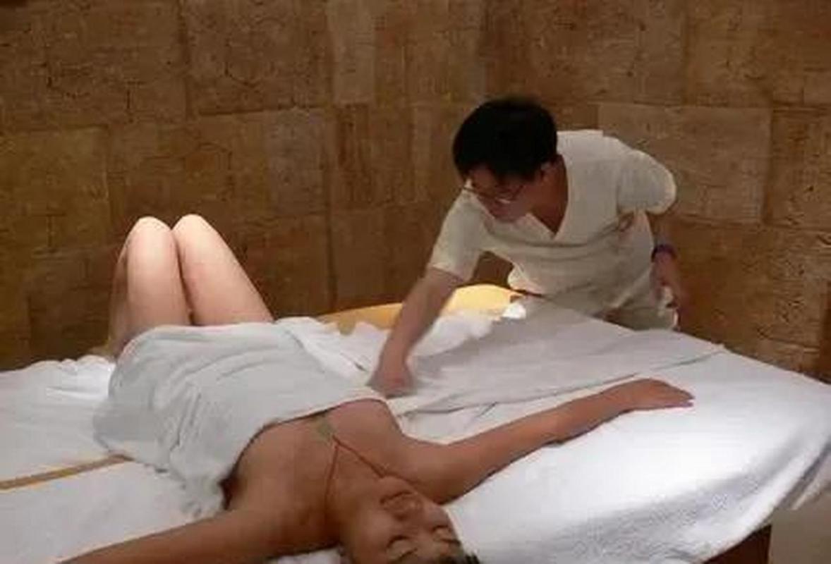 根据您的需求，生成一个包含3个长尾关键词的SEO标题：

**裸体推拿的真相与风险：警惕色情服务陷阱，选择正规推拿按摩的5个关键点**

（长尾关键词：裸体推拿的真相、正规推拿按摩、色情服务陷阱）