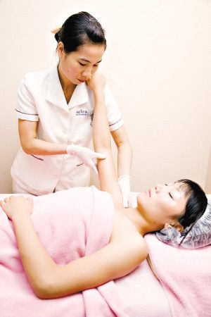 日本少妇精油按摩全身：深度舒缓身心的芳香疗法与专业指压技巧