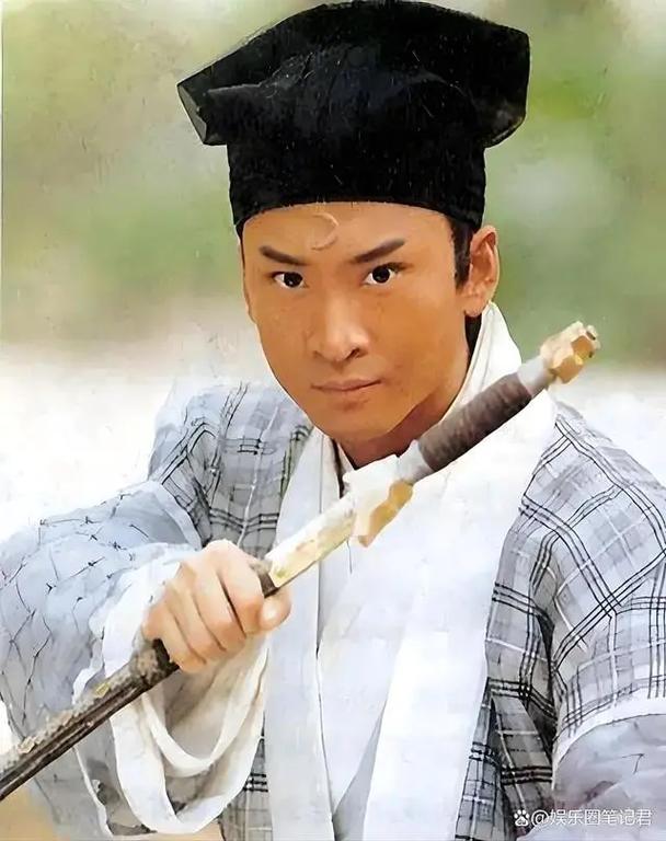 一边亲一边摸免费的相关介绍