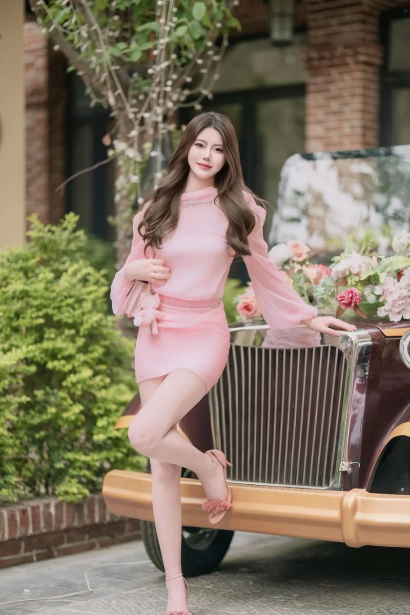 一边脱一边舔一边摸的相关介绍