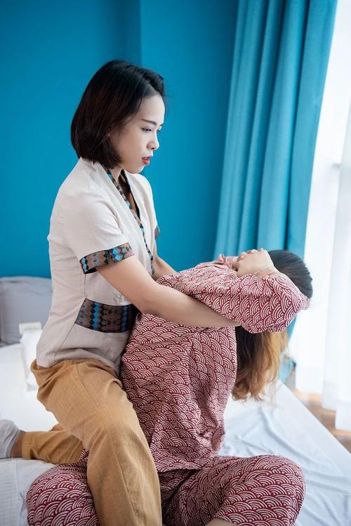 日本4少妇精油按摩记 | 东京私密SPA体验 | 舒缓疲劳深层放松之旅
