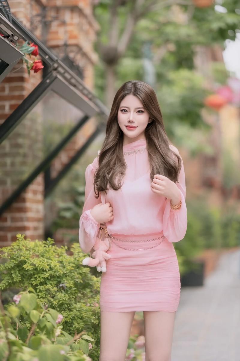 新来的女秘书的相关介绍