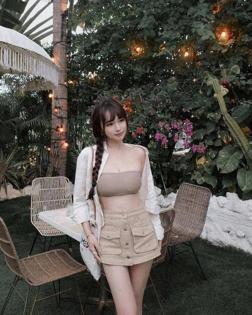 操中国美女老师的相关介绍