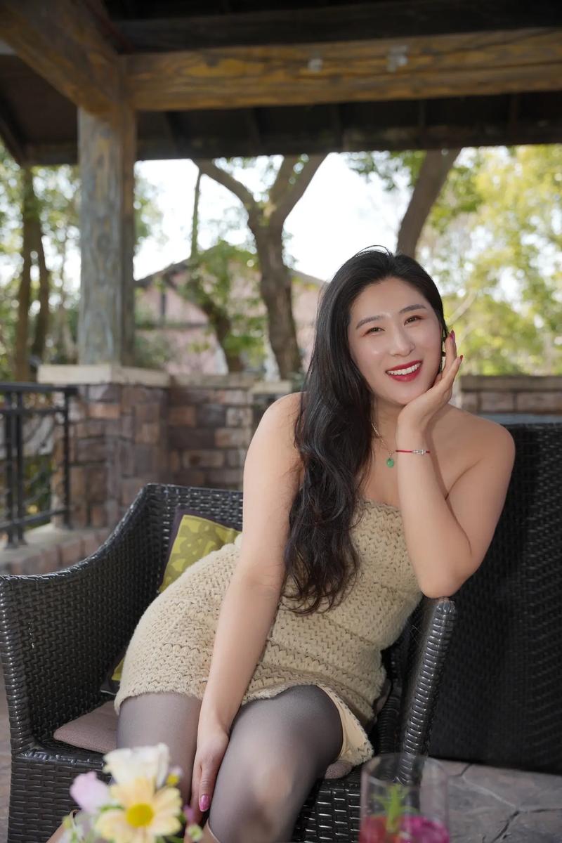 亚洲综合少妇生活记录：家庭育儿、职场穿搭与时尚美妆技巧分享