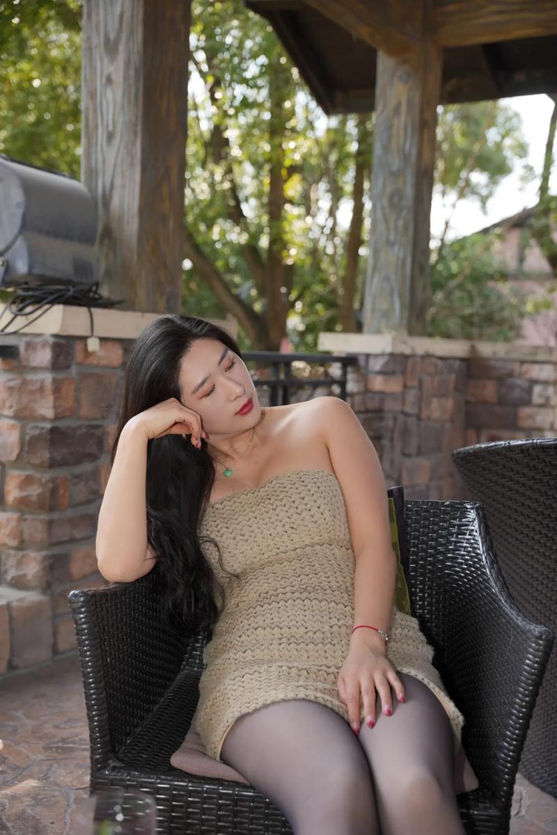 亚洲综合少妇生活记录：家庭育儿、职场穿搭与时尚美妆技巧分享
