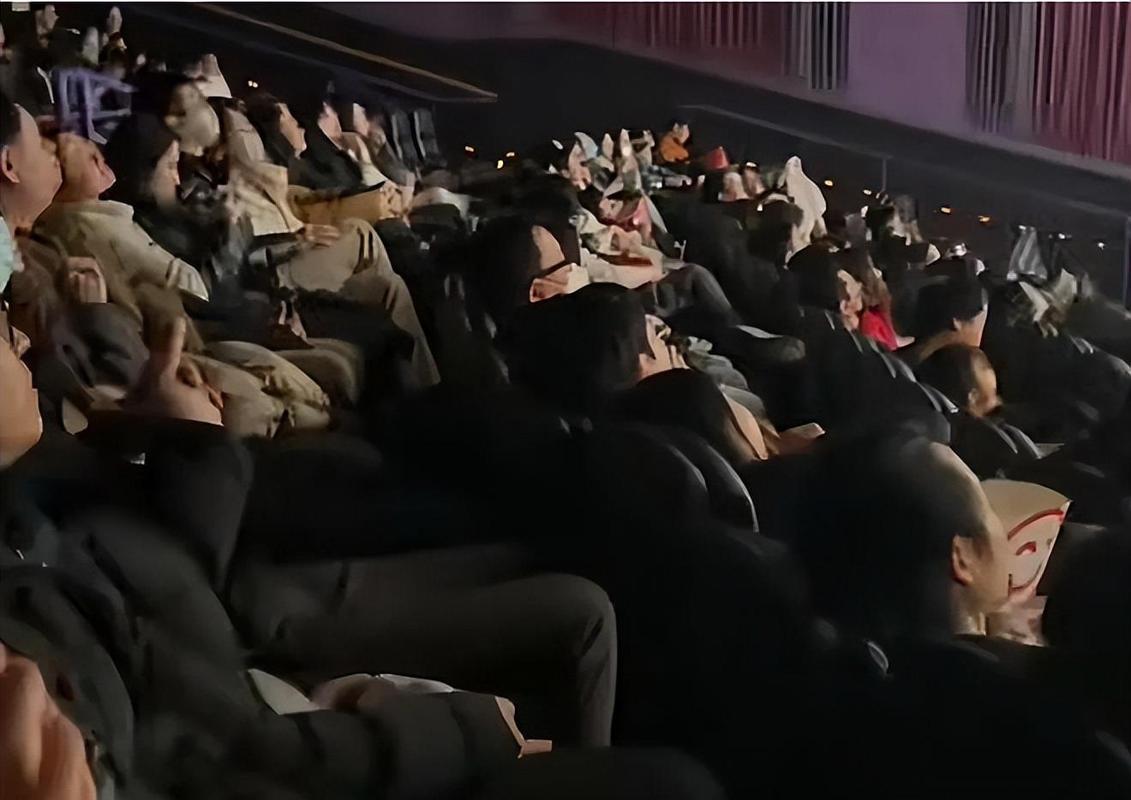 《一边摸一边亲》免费的相关介绍